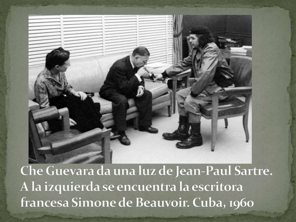 Che Guevara da una luz de Jean-Paul Sartre. A la izquierda se encuentra la escritora francesa Simone de Beauvoir. Cuba, 1960