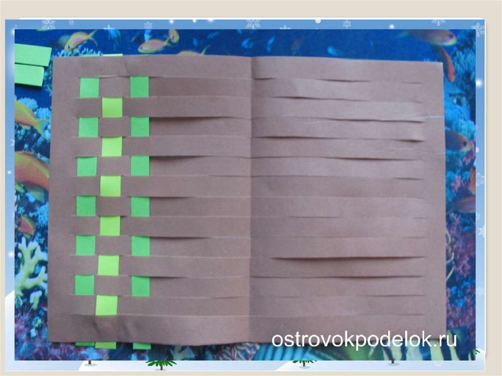 Плетеные открытки технология 4. Коврик из бумаги плетение. Плетеный коврик из бумаги. Коврик из цветной бумаги плетеный. Плетение коврика из полосок бумаги.