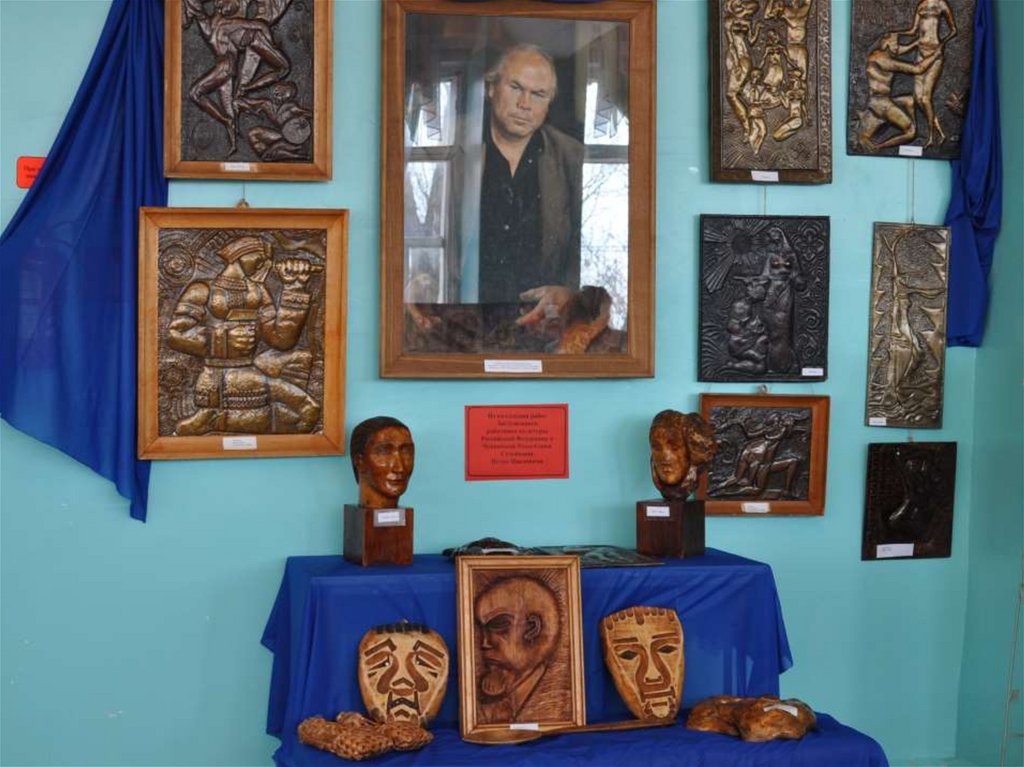 Петр Павлович за рабочим столом