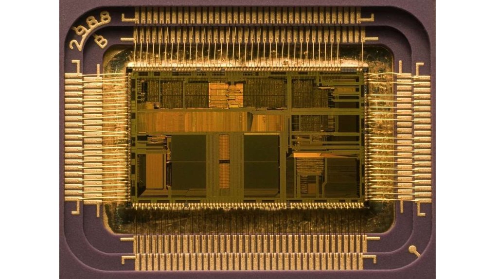 Ячейка памяти процессора. Intel 80486dx архитектура. Самый первый процессор. Регистр процессора фото. Первые процессоры архитектура внутри.