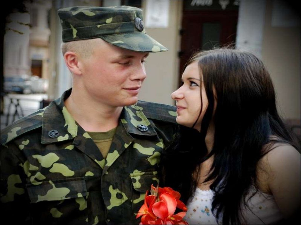 Военный парень с девушкой. Девушка солдат. Любовь солдата. Встреча солдата. Парень и девушка армия.