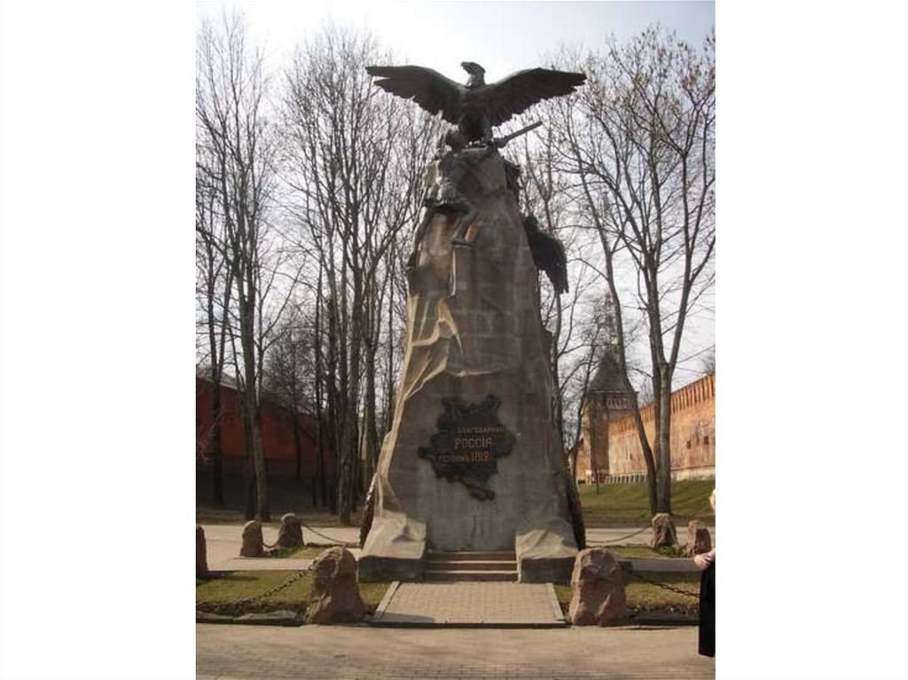 Также на территории Смоленска осталось много памятных знаков, увековечившие страшные дни боев разных воин