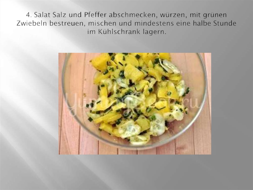 4. Salat Salz und Pfeffer abschmecken, würzen, mit grünen Zwiebeln bestreuen, mischen und mindestens eine halbe Stunde im