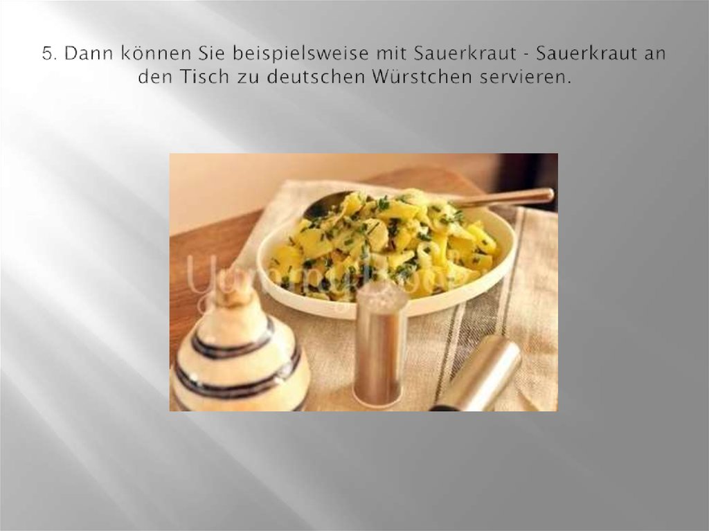 5. Dann können Sie beispielsweise mit Sauerkraut - Sauerkraut an den Tisch zu deutschen Würstchen servieren.