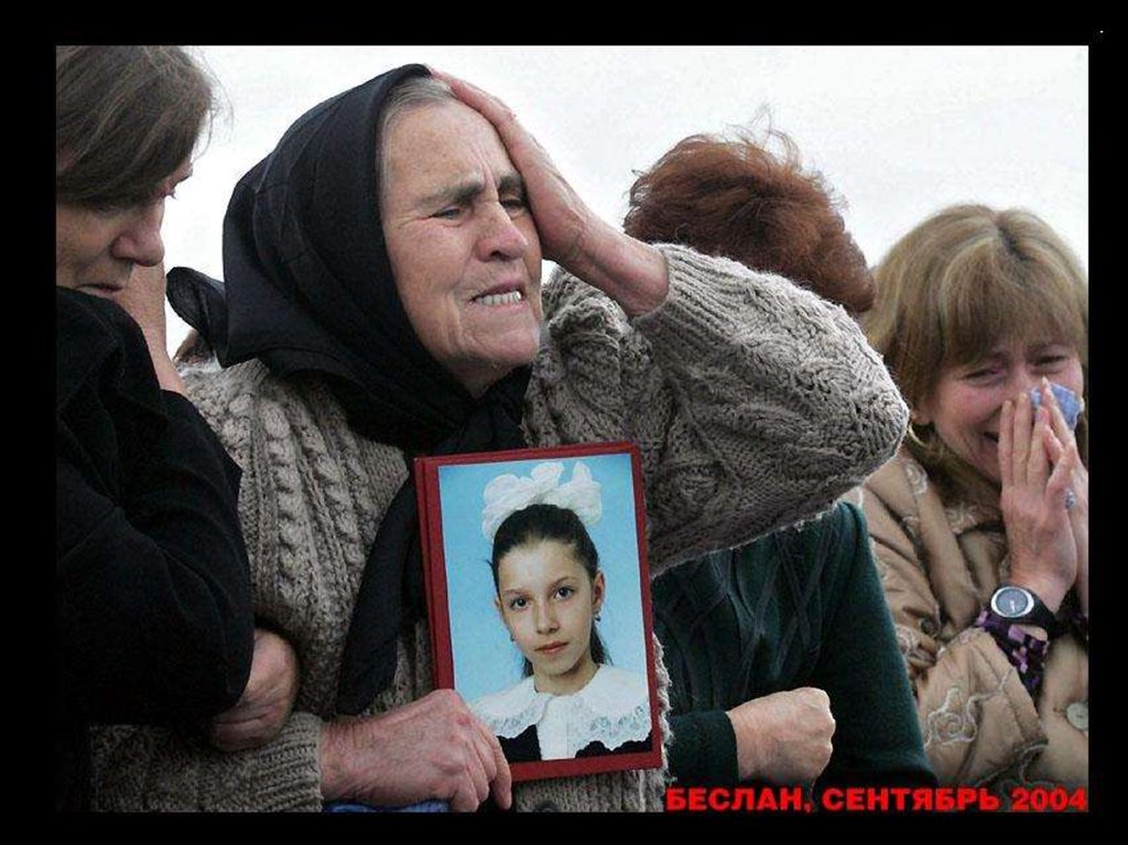 Матери погибших сыновей украина. Плачущая мать. Плачущие матери в Беслане.